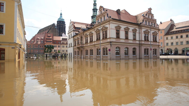 Das Pirnaer Rathaus am 7. Juni 2013: Wie lässt sich vermeiden, dass die Innenstadt noch einmal so voll Wasser läuft?