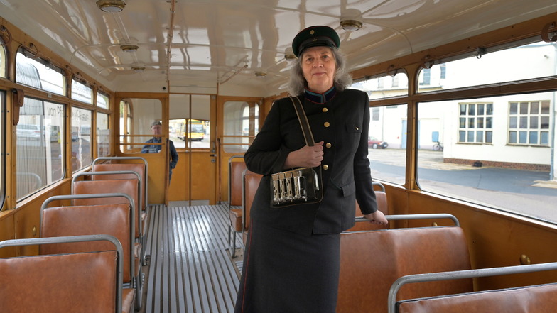 Willkommen in der Vergangenheit. Kathrin Brückner verkauft Tickets im alten Büssing-NAG 900N. Diese bis 1939 gelieferten Busse waren vor dem Zweiten Weltkrieg die modernsten in Dresden.
