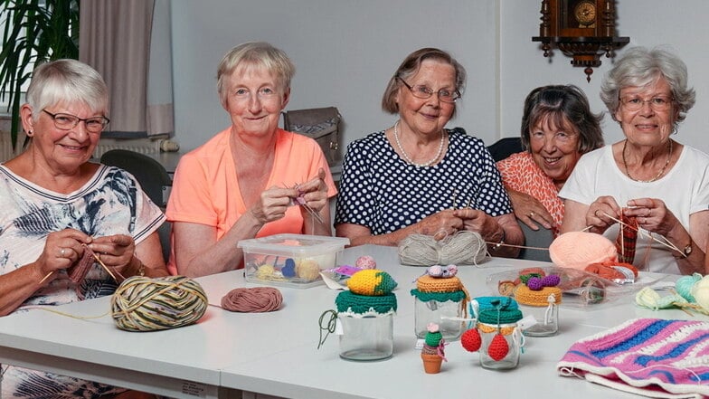 Helga Winkler, Andrea Worm, Doris Kerber, Gisela Burmeister, Hannelore Schelter aus Dresden-Laubegast stricken gemeinsam.