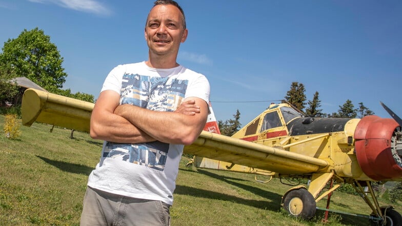 Frank Sommer hat einen alten DDR-Agrarflieger vom Typ PZL 106 (polnisches Fabrikat) gekauft und bei sich in den Garten in Lichtensee gestellt.
