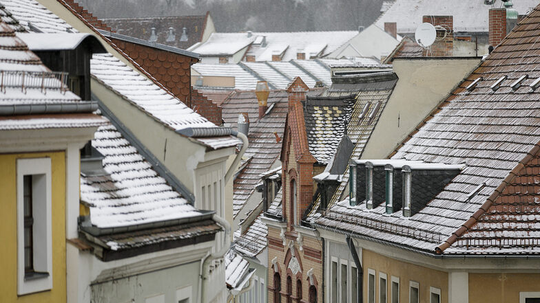 Blick auf die schneebestäubten Dächer der Görlitzer Altstadt am Dienstag.