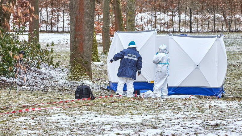 Experten der Polizei sicherten am Morgen nach der Tat im Heilsberger Park die Spuren.