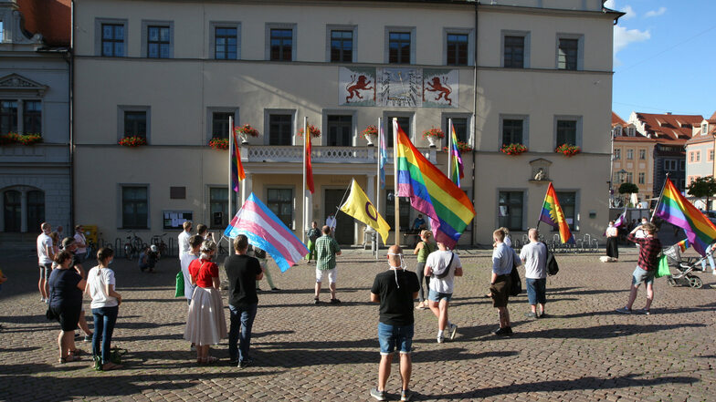 CSD-Verein mit Regenbogenfahnen vor dem Pirnaer Rathaus: Zeichen für Toleranz und friedliches Miteinander.