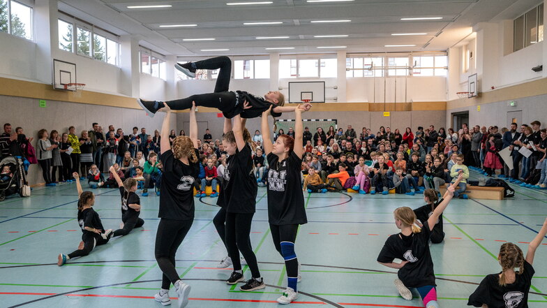Die Mitglieder der AG Tanzen und Cheerleading präsentieren ihr Können.