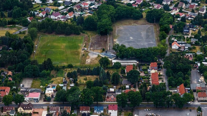 Aus der Vogelperspektive sind die Fußball-Felder im Jahn-Stadion bestens zu erkennen. Da die Abteilung Fußball aufgelöst wurde, werden diese Felder von der TSG Bernsdorf nicht mehr benötigt.