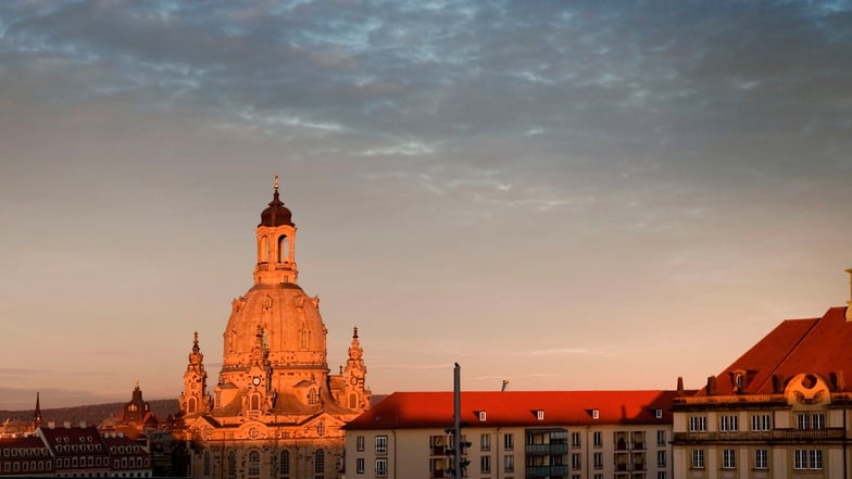 Sonnenuntergang in Dresden: Zumindest zu Beginn der neuen Woche sollen die Nächte noch für ein wenig Abkühlung sorgen. .