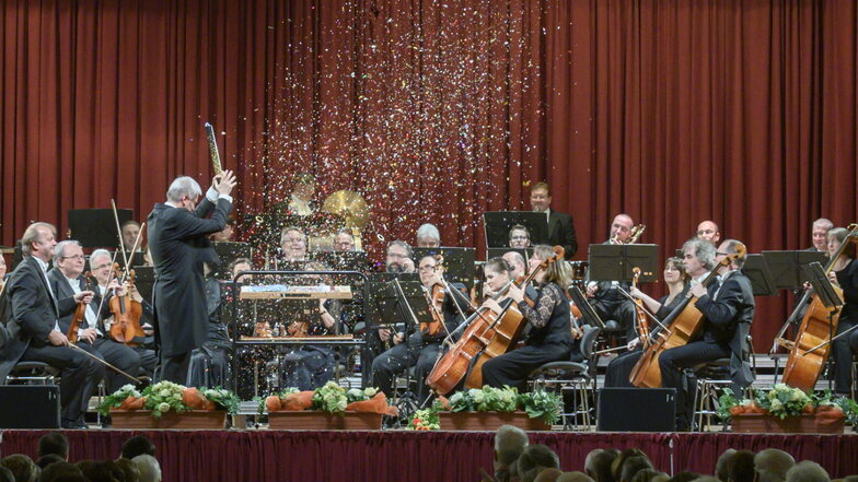 Konfettiregen frei: Hier feiert die Elbland Philharmonie sich selbst - mitfeiern kann man am Wochenende bei ihren Neujahrskonzerten in Weinböhla und Radebeul.