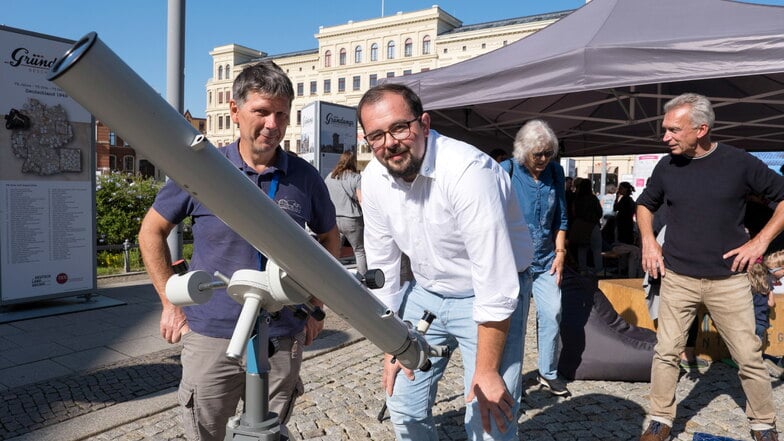 Beim DZA-Fest auf dem Postplatz  zeigt Kay Gruhl von den Görlitzer Sternfreunden (links) Benjamin Neu (daneben) wie man Sonnenflecken mit dem Teleskop beobachtet.