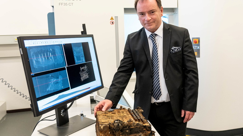 Thorsten Buzug, geschäftsführender Direktor der Fraunhofer-Einrichtung für individualisierte und zellbasierte Medizintechnik (IMTE), zeigt die Enigma-Verschlüsselungsmaschine.