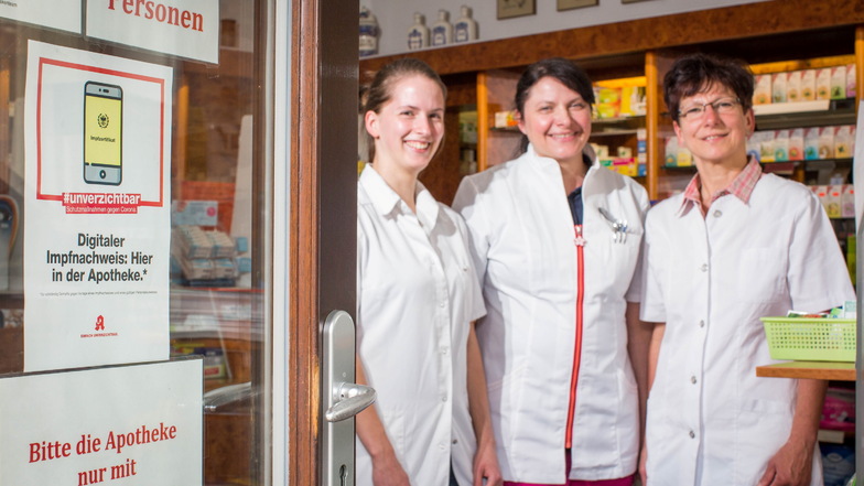 Hier gibt es den digitalen Impfnachweis: In der Hirsch-Apotheke in Ottendorf-Okrilla stellen Melanie Scholz, Maren Silbermann und Sabine Ziller (v.l.) das Zertifikat aus.