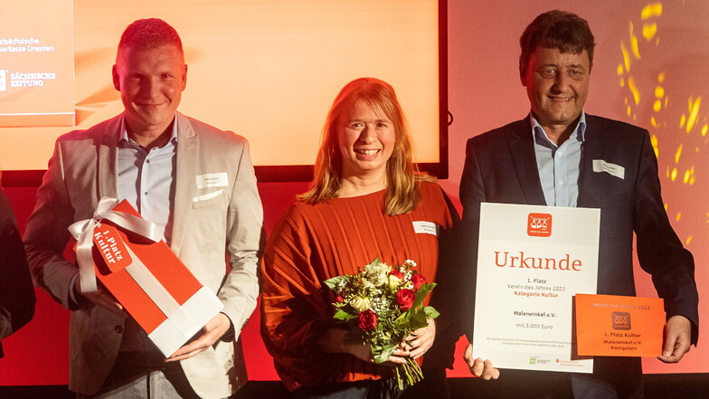 Glückliche Gesichter: Die Auszeichnung in der Kategorie Kultur erhielt zuletzt der Malerwinkel Königstein mit Tobias Kummer, Andrea Fleischer und Matthias Hinz.