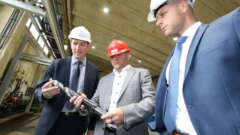 Stahlbau-Chef Andreas Gerth (Mitte) zeigt Sparkassen-Vorstand Thomas Gogolla (links) einen Bohrer, der zum neuen Blechbearbeitungszentrum gehört.