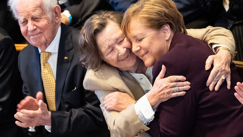Kurt Biedenkopf hat seinen 90. Geburtstag in seiner sächsischen Wahlheimat gefeiert. Zu den 1.600 Gästen in der Dresdner Frauenkirche gehörte auch Kanzlerin Angela Merkel, die hier von Ingrid Biedenkopf schon fast familiär begrüßt wird.