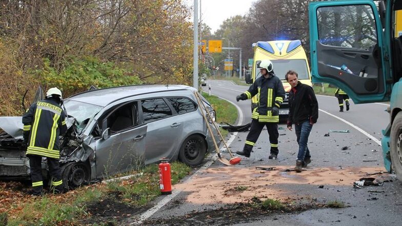 Warum der Opel Astra von der Spur abkam, ist noch unklar. Bei dem Unfall mit dem 40-Tonner zog sich die Frau allerdings schwere Verletzungen zu.