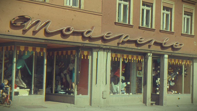 Dieses Foto aus dem Stadtarchiv Kamenz zeigt die Modeperle 1968 mit dem begehbaren Schaufenster. Auf Aufnahmen von 1960 war davon noch nichts zu sehen.