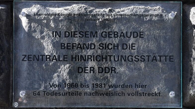Eine Tafel erinnert an die frühere zentrale Hinrichtungsstätte der DDR in Leipzig.