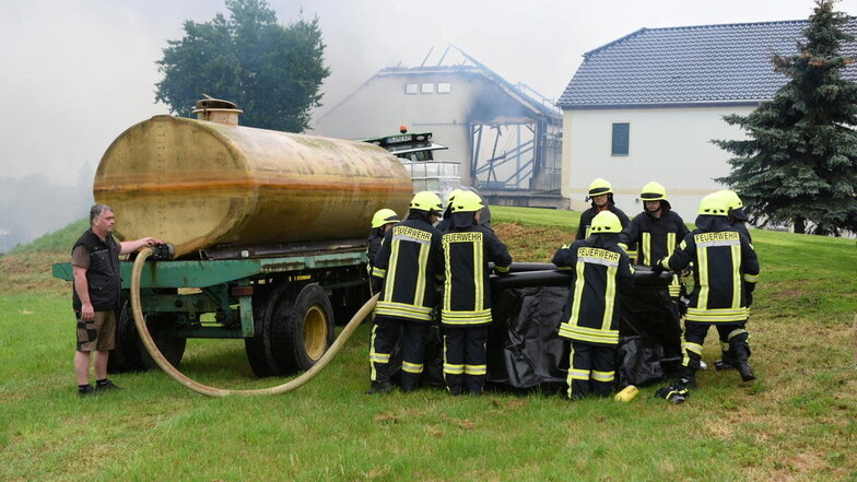 Mehrere Landwirte aus der Gemeinde Großweitzschen kamen den Feuerwehren zu Hilfe und brachten im Pendelverkehr Löschwasser nach Strocken.