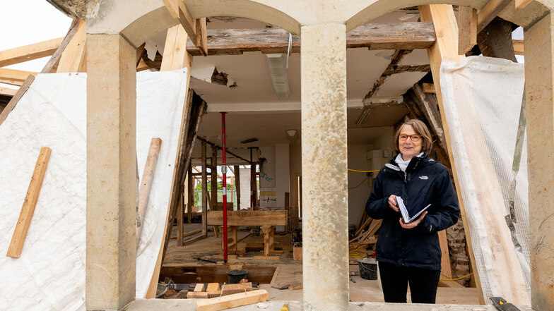Birgit Balzer aus dem Bauamt der Gemeinde Ottendorf-Okrilla macht sich ein Bild der Arbeiten am Schloss Hermsdorf. Eine Etage über dem Barocksaal kann man derzeit von einer Seite zur anderen durch das Gebäude schauen. Im August sollen die Arbeiten abgesch