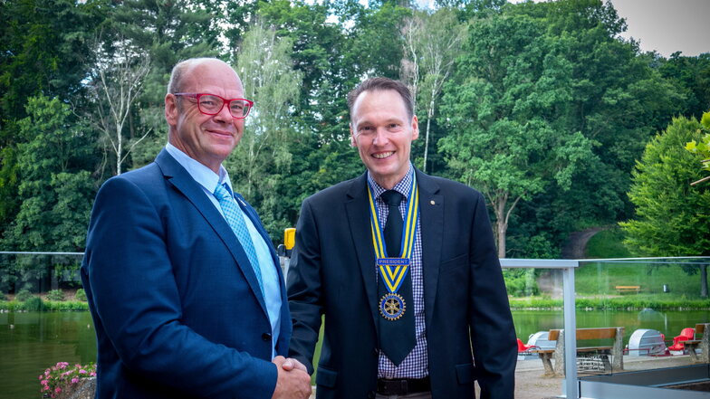 Walter Stuber (links) übergab das Amt des Präsidenten des Rotaryclubs Döbeln-Mittelsachsen an Dr. Roland Pfützer. Er steht nun für ein Jahr an der Spitze des Clubs.