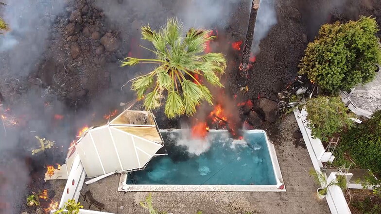 Ein Haus und ein Swimmingpool werden nach dem Vulkanausbruch von der Lava begraben.