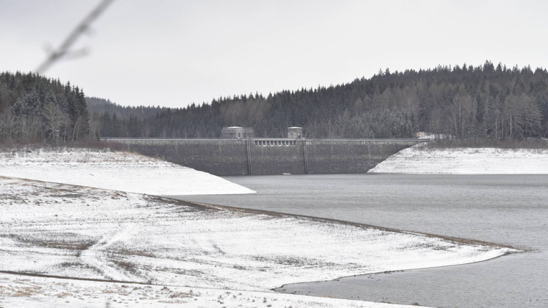 Vergangenen Winter lag an der Talsperre Lehnmühle Schnee. Die anschließende Schmelze hat die Wasserspeicher im Osterzgebirge im Frühjahr wieder gefüllt.