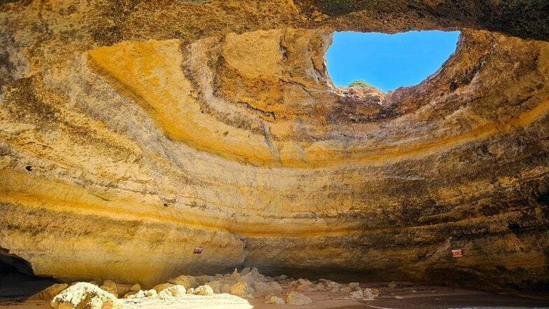 Mit dem Boot zur Grotte von Bernagil – an der Algarve finden sich einige versteckte Schätze.