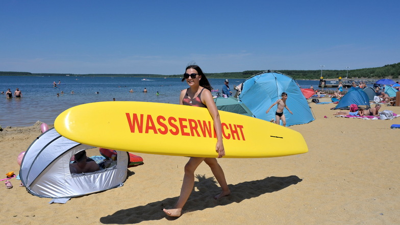 Noch musste Marie-Christin Aust am Geierswalder See keinen Menschen aus lebensgefährlicher Not retten. Aber die 23-jährige Rettungsschwimmerin ist jederzeit bereit dazu.