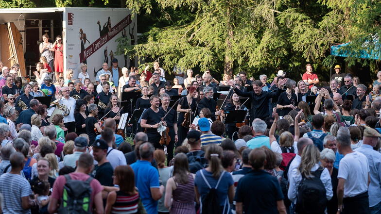 Die Neue Lausitzer Philharmonie begeistert die Menschen mit "Berliner Luft".