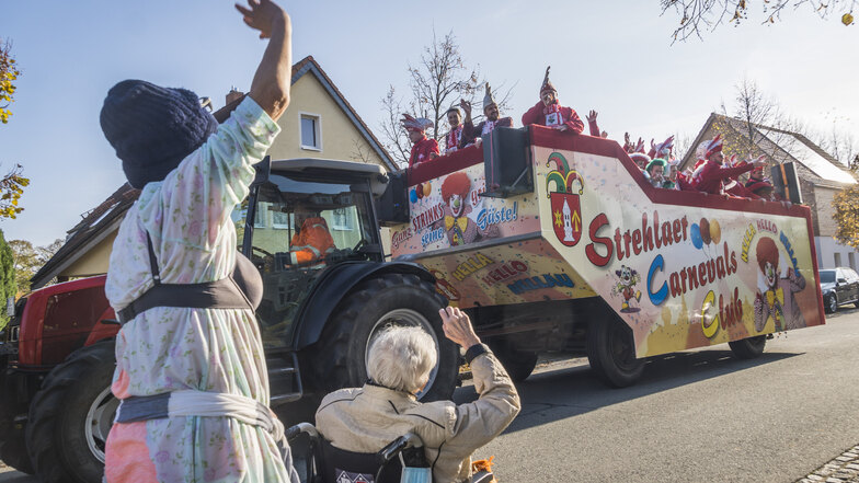 Die Karnevalisten fuhren zum Saisonstart am Donnerstag auch am Seniorenheim vorbei.