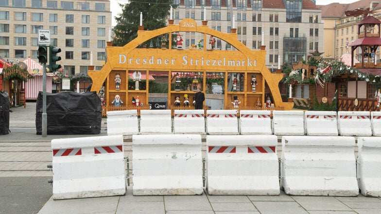 Der Dresdner Striezelmarkt wird auch in diesem Jahr unter anderem mit großen Betonklötzen vor Anschlägen mit Lastern geschützt. Am Mittwochmorgen wurden die Schutzelemente errichtet.