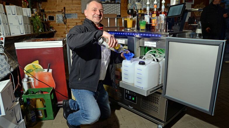Barkeeper André Köhler zeigt das Innere des Cocktailautomaten. Wichtig ist, dass die Kanister immer gefüllt sind. So wie der Tank im Auto. Sonst bleibt alles stehen.