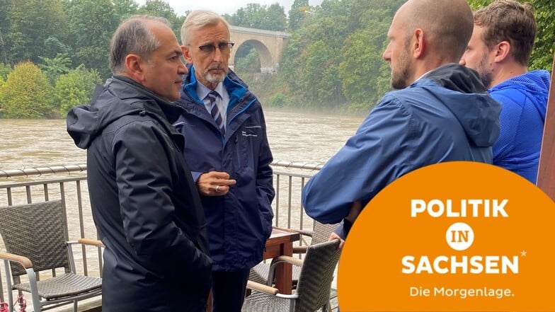 Sachsens Innenminister Armin Schuster machte sich am Montagvormittag ein Bild von der Hochwasserlage in Görlitz, zusammen mit Landrat Stephan Meyer (2. v. re.) und OB Octavian Ursu (li.).