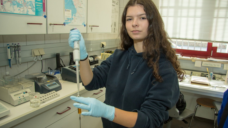 Während der Praxisausbildung arbeitet Laura Kämpffe in Ottendorf-Okrilla auch im Labor. Hier füllt sie mit der Pipette eine Abwasserprobe in ein Reagenzglas.
