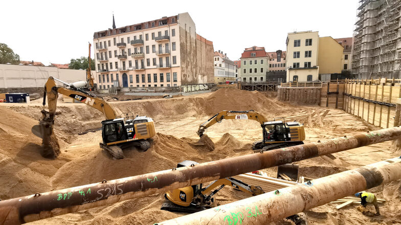 Weit fortgeschritten ist der Aushub der Baugrube für die Königshöfe an der Theresienstraße.