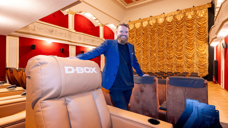Bautzens neuer Filmtheaterleiter David Brück zeigt die zehn neuen D-Box-Sessel, die sich an besonders rasanten Stellen im Film bewegen.