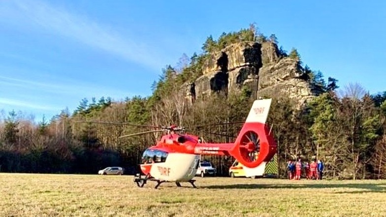 Der Hubschrauber landete am Fuße des Rauensteins.