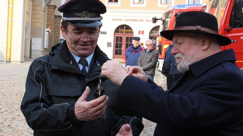 Vorführung der neuen Feuerwehrfahrzeuge auf dem Bautzener Hauptmarkt. Wehrleiter Ralf Löwe bekommt von OB Christiabn Schramm symbolisch die Schlüssel überreicht.