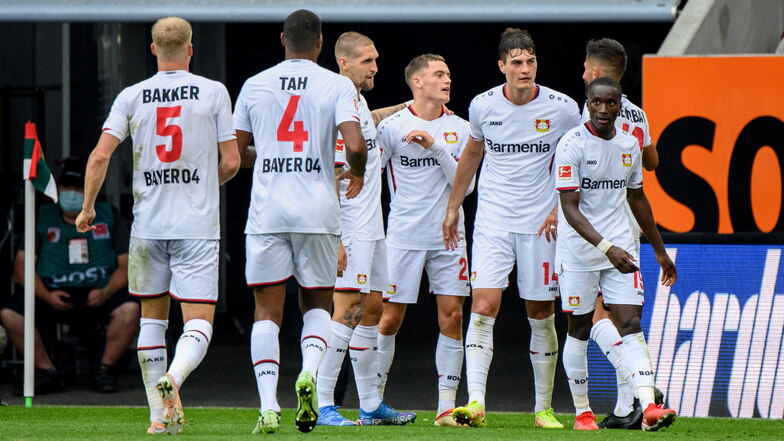 Die Spieler um Torschütze Florian Wirtz von Leverkusen (M) jubeln über den Treffer zum 1:4.