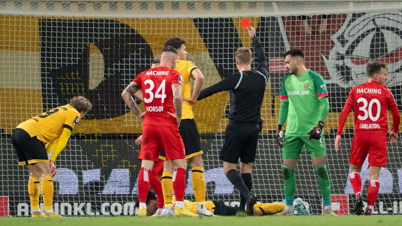 Schiedsrichter Timo Gerlach zeigt Dynamos Claudio Kammerknecht (am Boden liegend) die Rote Karte. Das Spiel gewinnt Dynamo auch in Unterzahl.