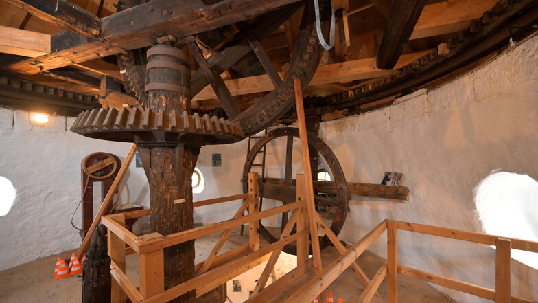 Das riesige Mahlwerk der alten Gohliser Mühle unter dem Dach ist theoretisch noch funktionstüchtig. Bis 1920 wurde hier Getreide gemahlen.