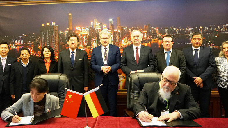 Unterzeichnung der Kooperationsvereinbarung durch Prof. Michael Mertig und Frau Prof. Yi Xu.