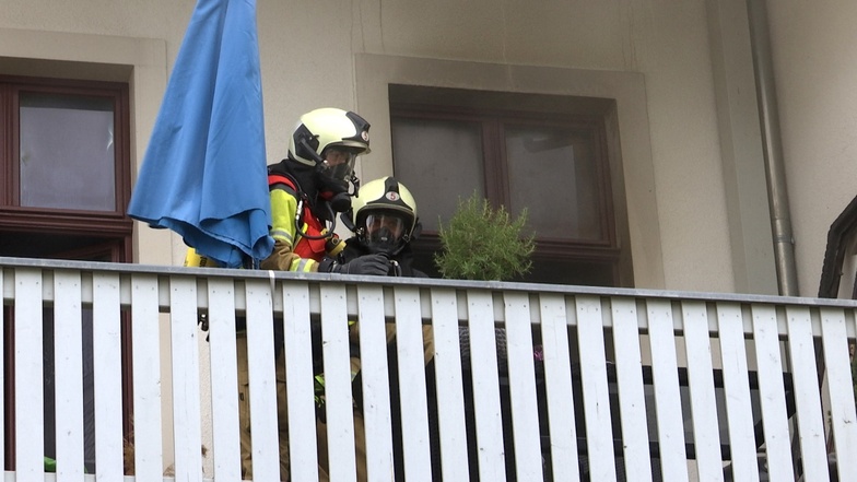 Feuerwehrleute bekämpfen einen Küchenbrand in der Dresdner Neustadt.