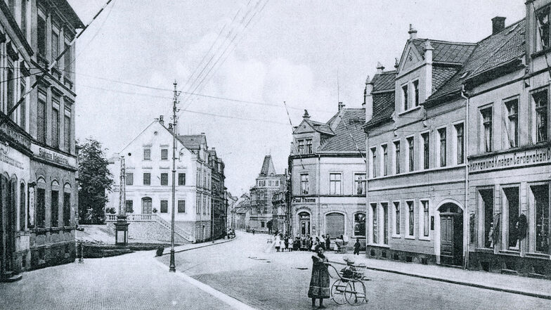 Die historische Ansicht zeigt die Karl-Marx-Straße. Rechts ist das Haus von Peter Faust zu sehen, der dort zuletzt ein Spielwarengeschäft hatte.