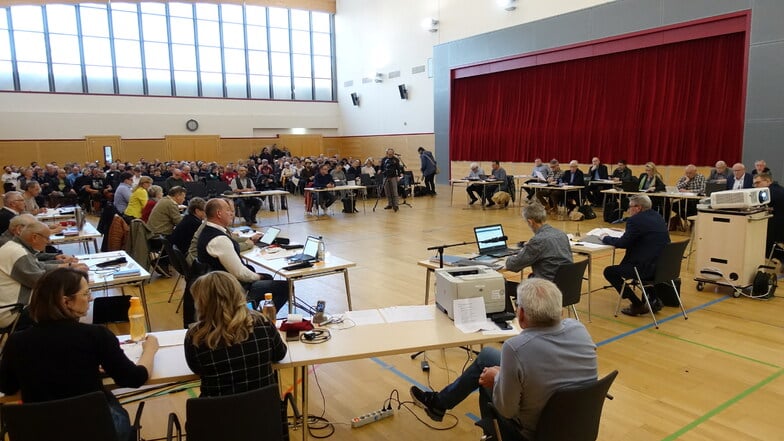 Stadtratssitzung in der Herderhalle, hier im März 2024: Am 27. August beginnt die neue Legislaturperiode.