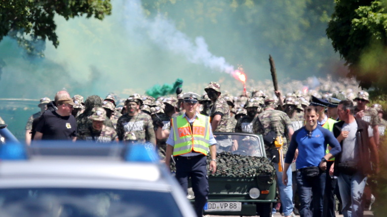 Ein Trabant Kübel führt den Marsch der Dynamo-Fans als Football Army im Mai 2017 in Karlsruhe an. Der Besitzer hat das Fahrzeug nie zurückbekommen.