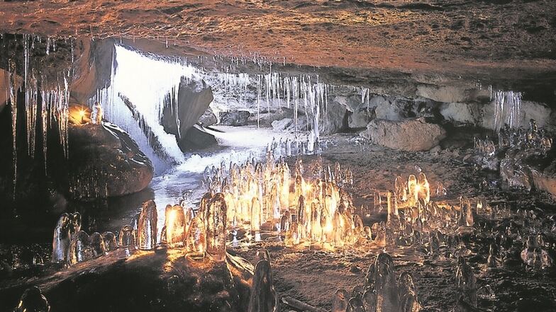 Besonders reizvoll sind die Eisformen in der „Feenhöhle“ im Kyjovske udoli (Khaatal).