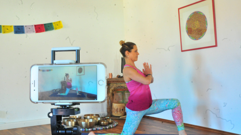 Kerstin Lorbeer filmt sich bei Yogaübungen und lässt ihre Kursteilnehmer zu Hause live mitmachen.