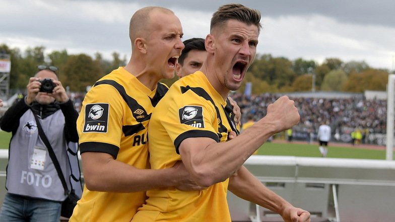 Der Jubel über den Ausgleich: Torschütze Stefan Kutsche mit Tobias Kraulich vor den angereisten Fans von Dynamo Dresden.