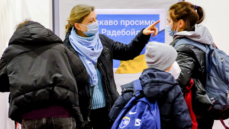 In der Nacht von Sonnabend auf Sonntag kommen diese Flüchtlinge aus der Ukraine im Radisson Blu Hotel in Radebeul an. Um möglichst vielen schnell zu helfen, muss in diesen Tagen eine Menge organisiert werden.