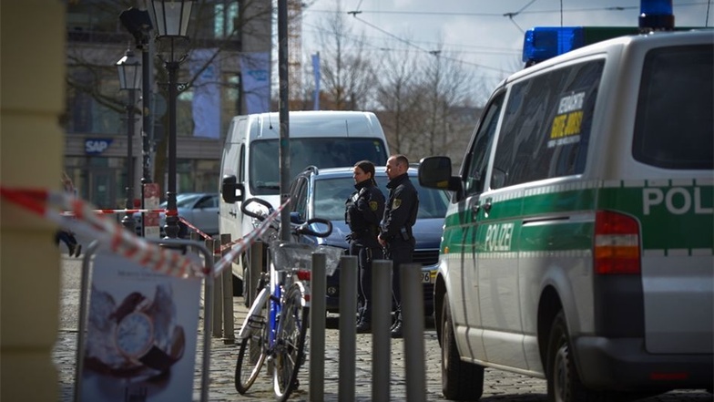 Passanten, die Hinweise zur Ergreifung der Täter geben können, sollen sich unter (0351) 483 22 33 bei der Polizeidirektion Dresden melden.